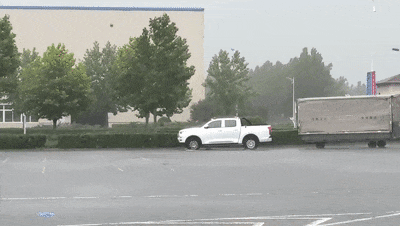 在暴雨天气下正常运行的无人车